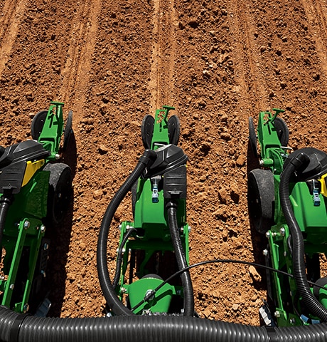 Sadzenie i wysiew w polu za pomocą siewnika John Deere serii 1700