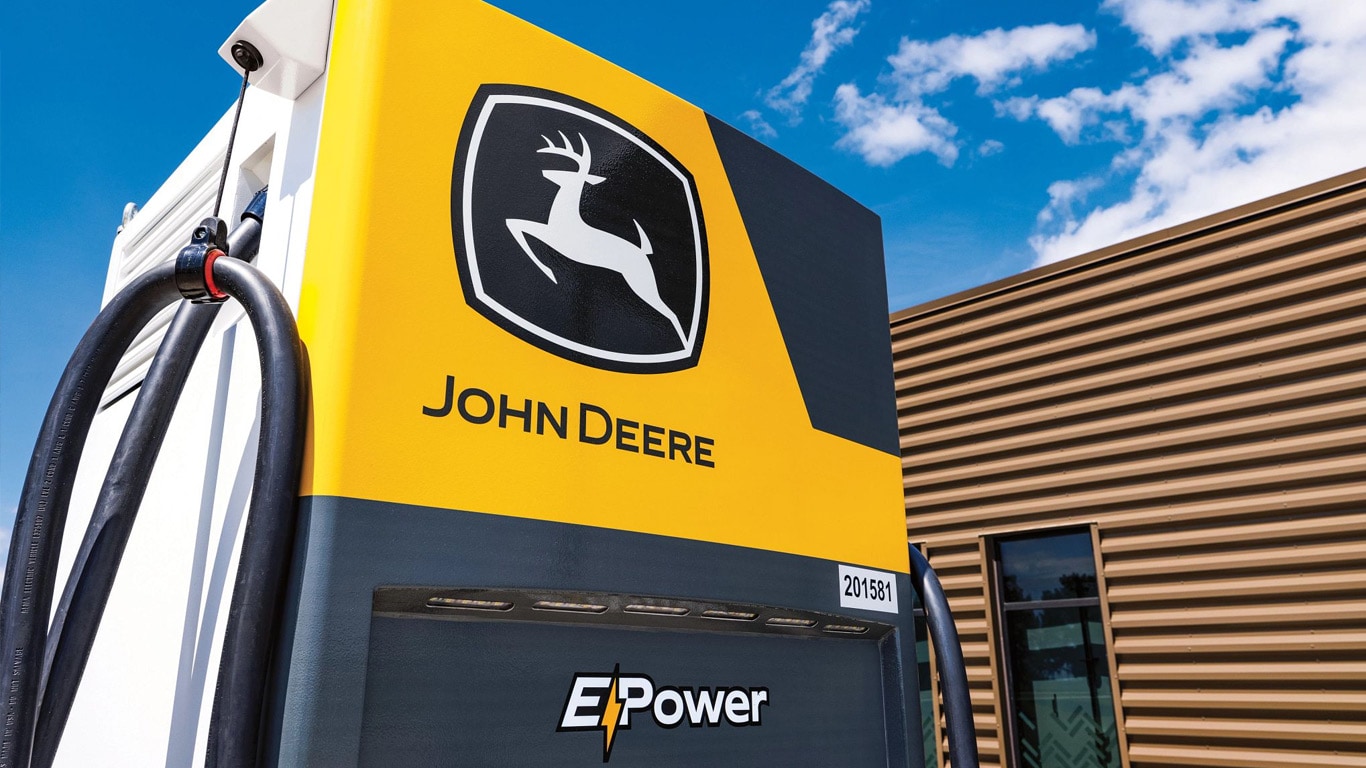 Zbliżenie na stację ładowania John Deere E-Power