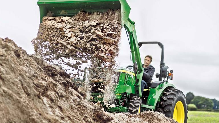 Kompaktowy ciągnik użytkowy z ładowaczem 400E