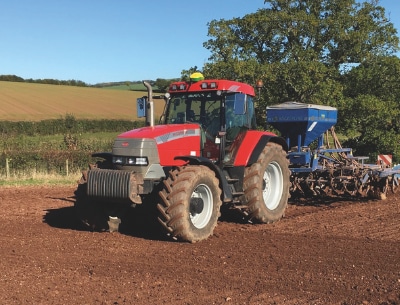 Jestem bardzo zadowolony z układu sterowania John Deere; jest łatwy w użyciu i zachowuje obrany kierunek. Zdecydowanie polecam ten produkt.