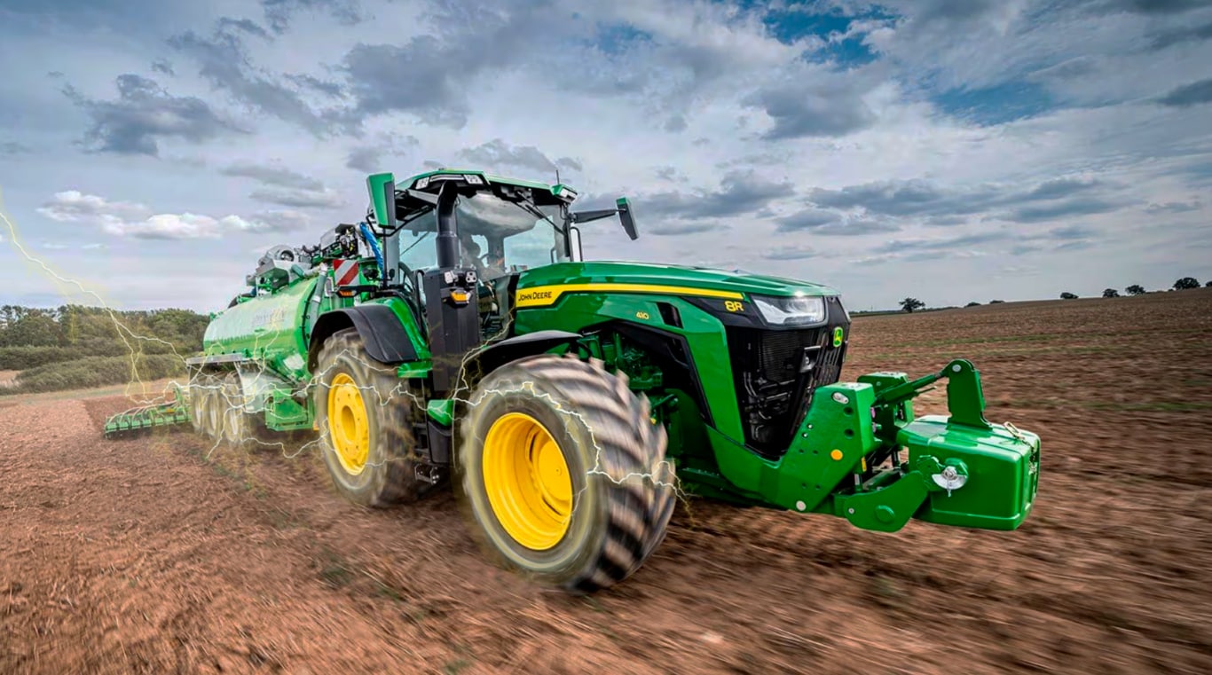 Traktor jadący z broną przez pole