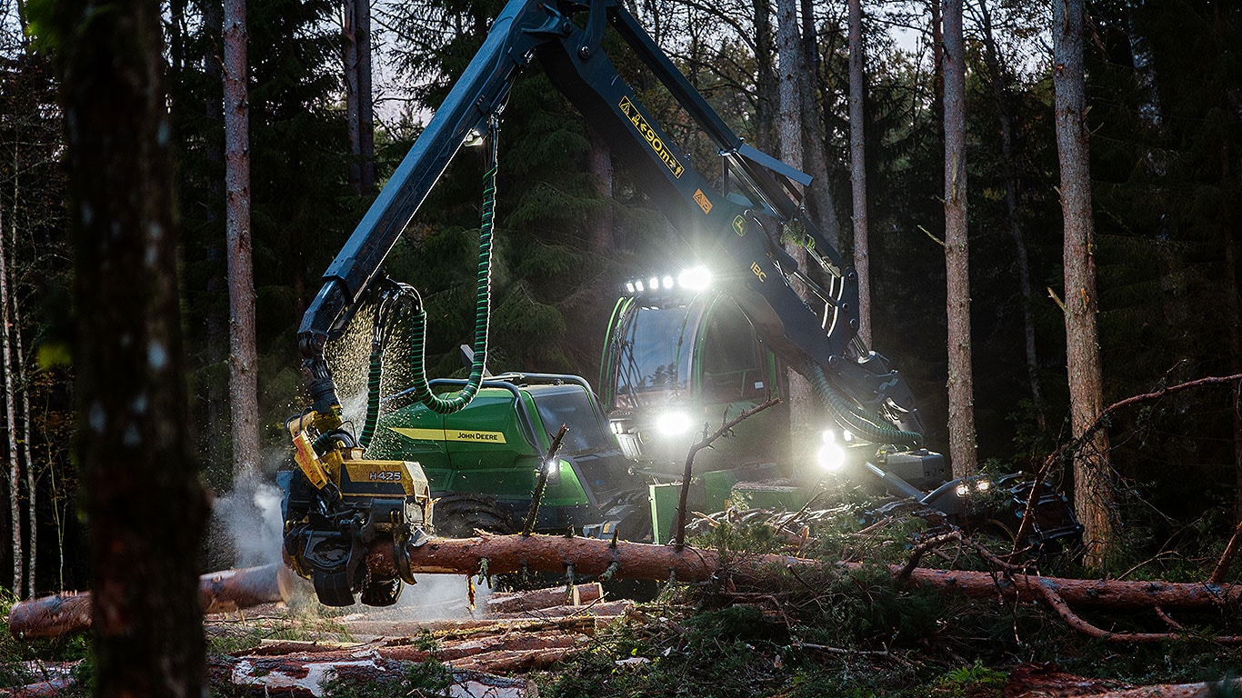 Harwester kołowy John Deere 1470H w lesie