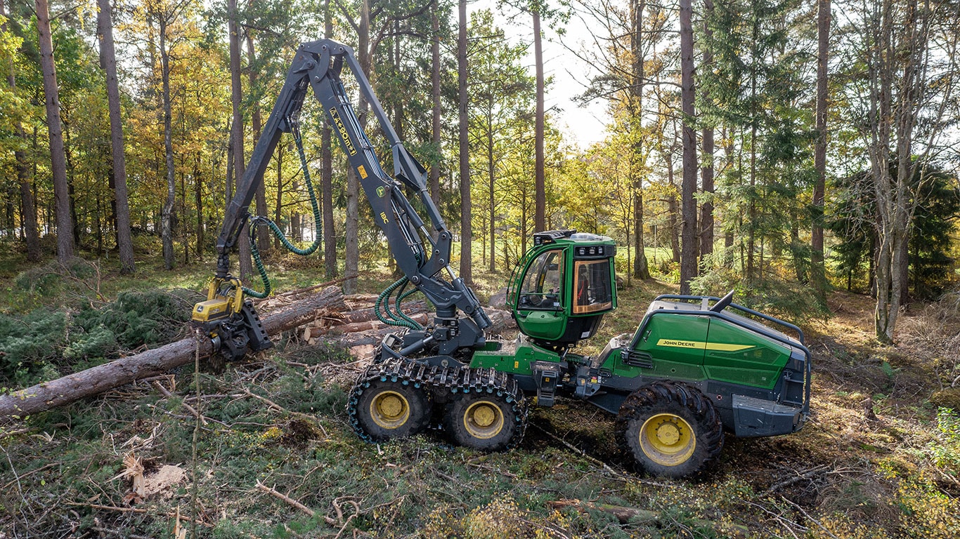 Harwester kołowy John Deere 1470H w lesie