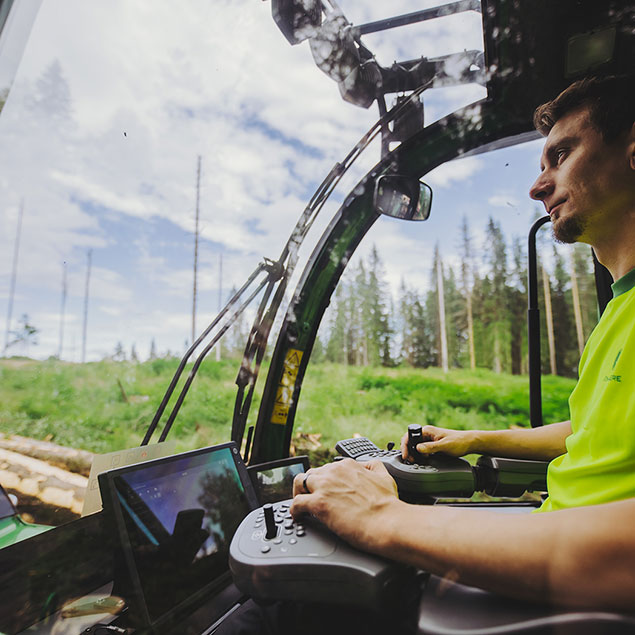 John Deere metsäkoneen ohjaamo