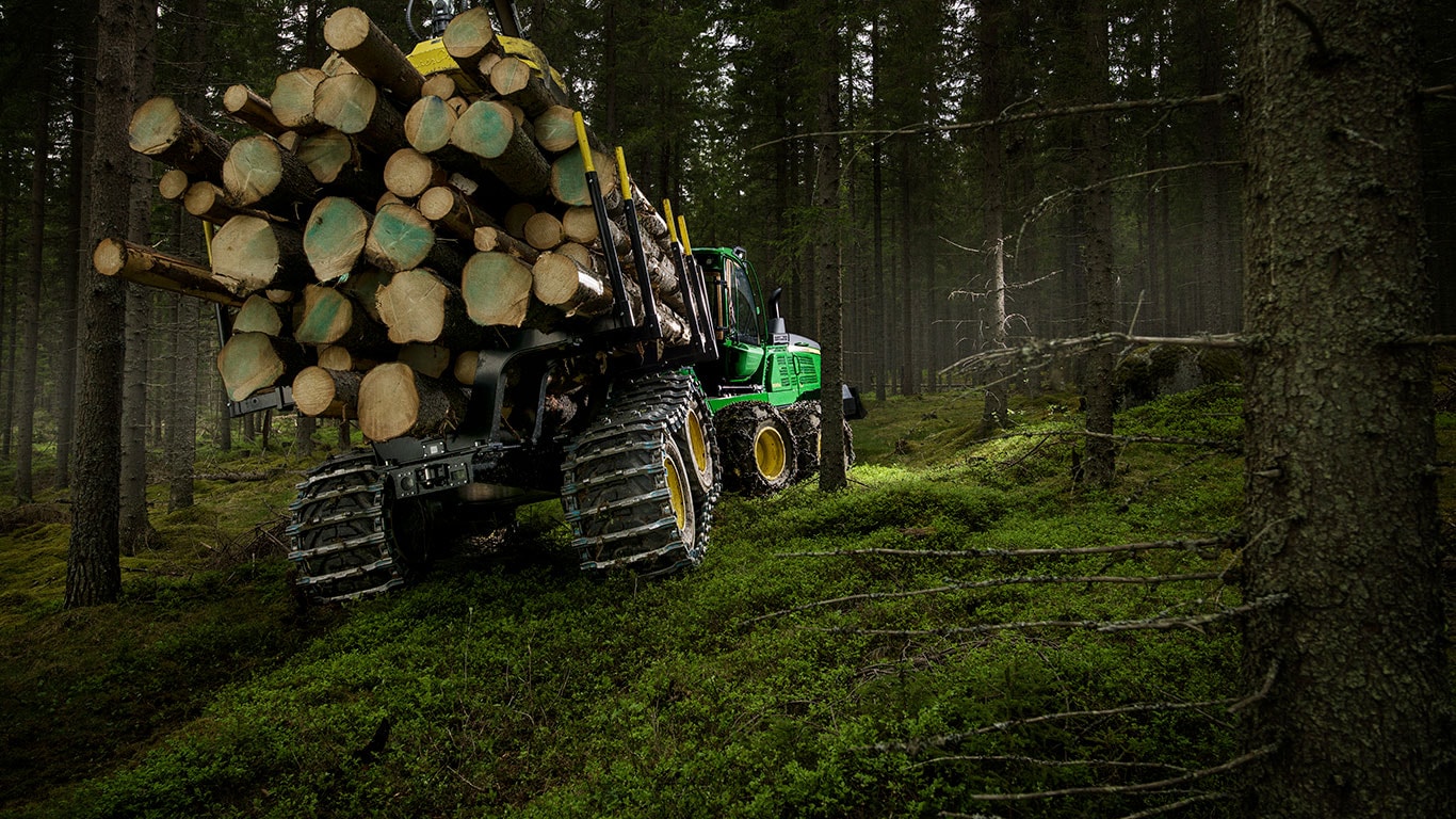 Ciągnik do nasiębiernej zrywki drewna krótkiego John Deere 1510G służy do przenoszenia pni w lesie