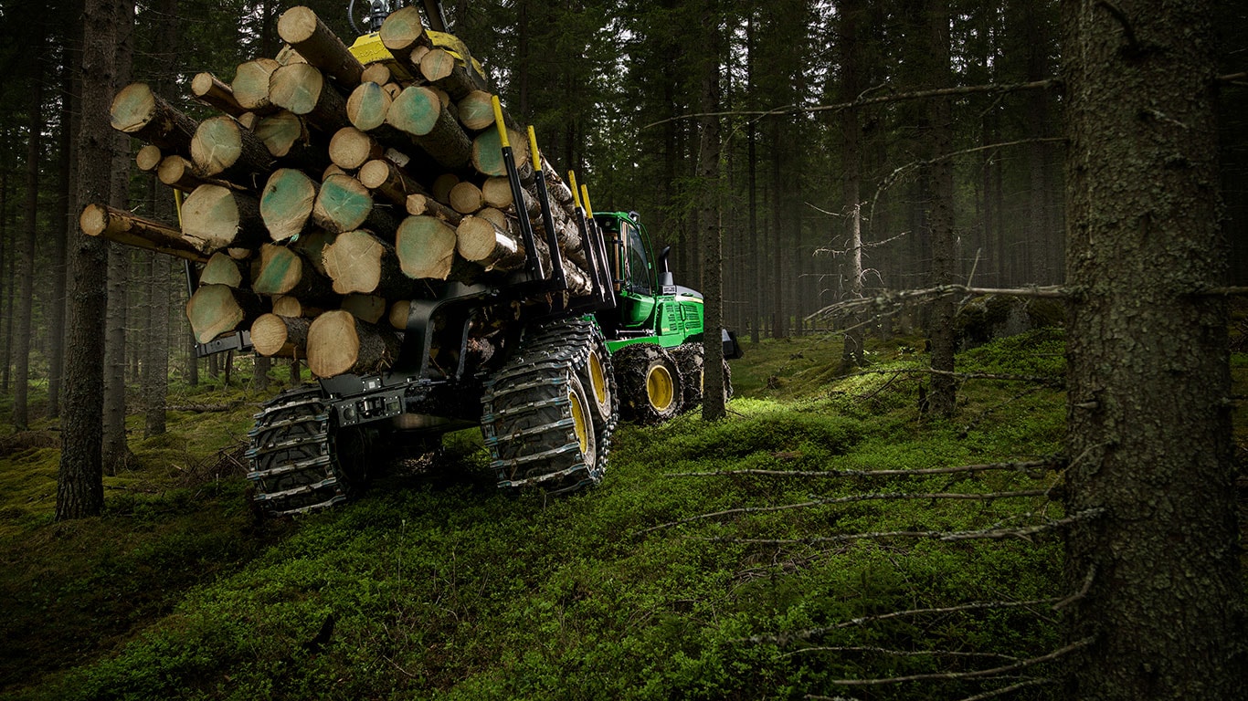 Forwarder 1510G firmy John Deere służy do przenoszenia pni w lesie