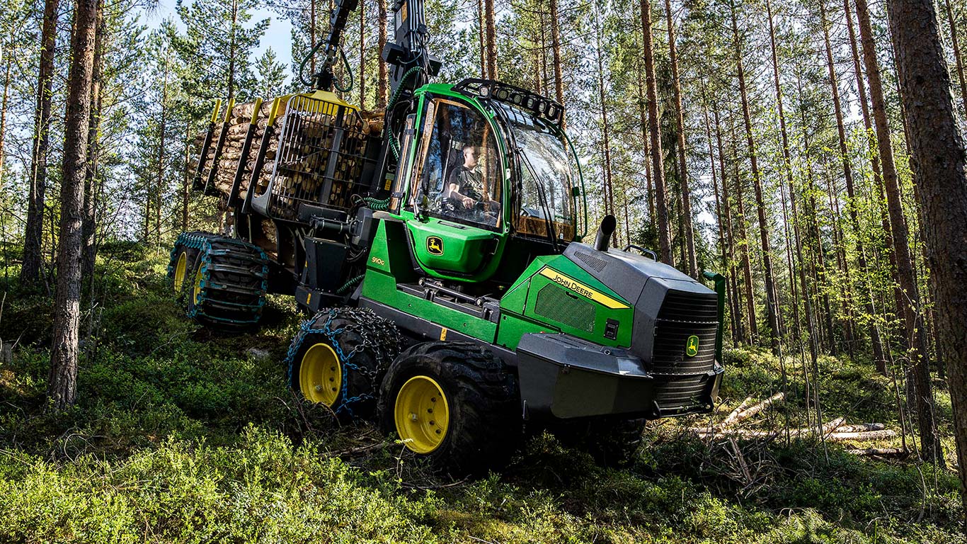 John Deere 910G w lesie