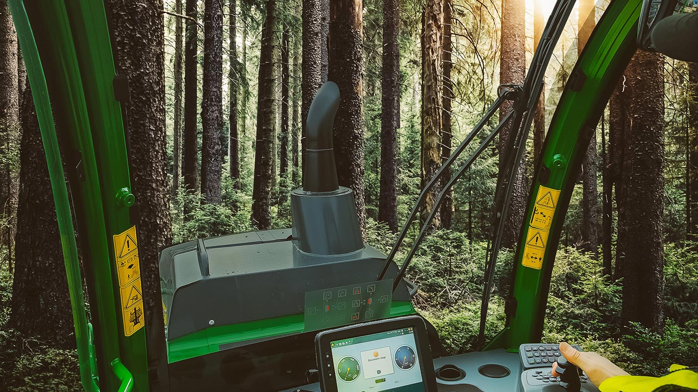 Widok na las z maszyny leśnej John Deere
