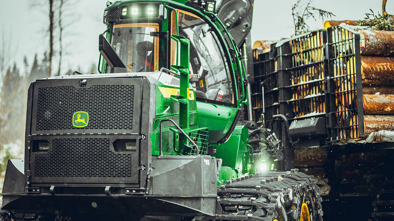 Forwarder John Deere w lesie