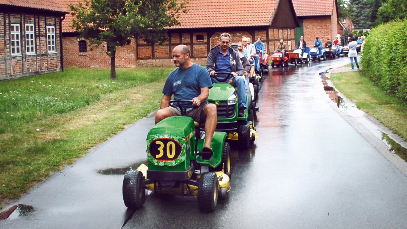 Stara kosiarka samojezdna, właściciel domu, pole, ogród, szczegół