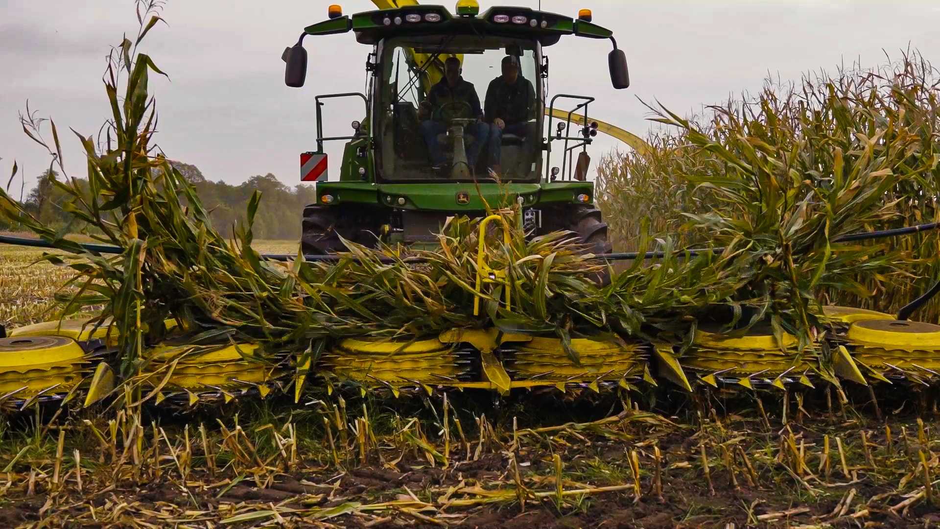 sieczkarnia 9700iNa przełomie października i września odbyły się w Polsce testy najnowszej sieczkarni samojezdnej od John Deere’a – modelu 9700i. Sieczkarnia jest wyjątkowo wydajna dzięki nowemu 18-li