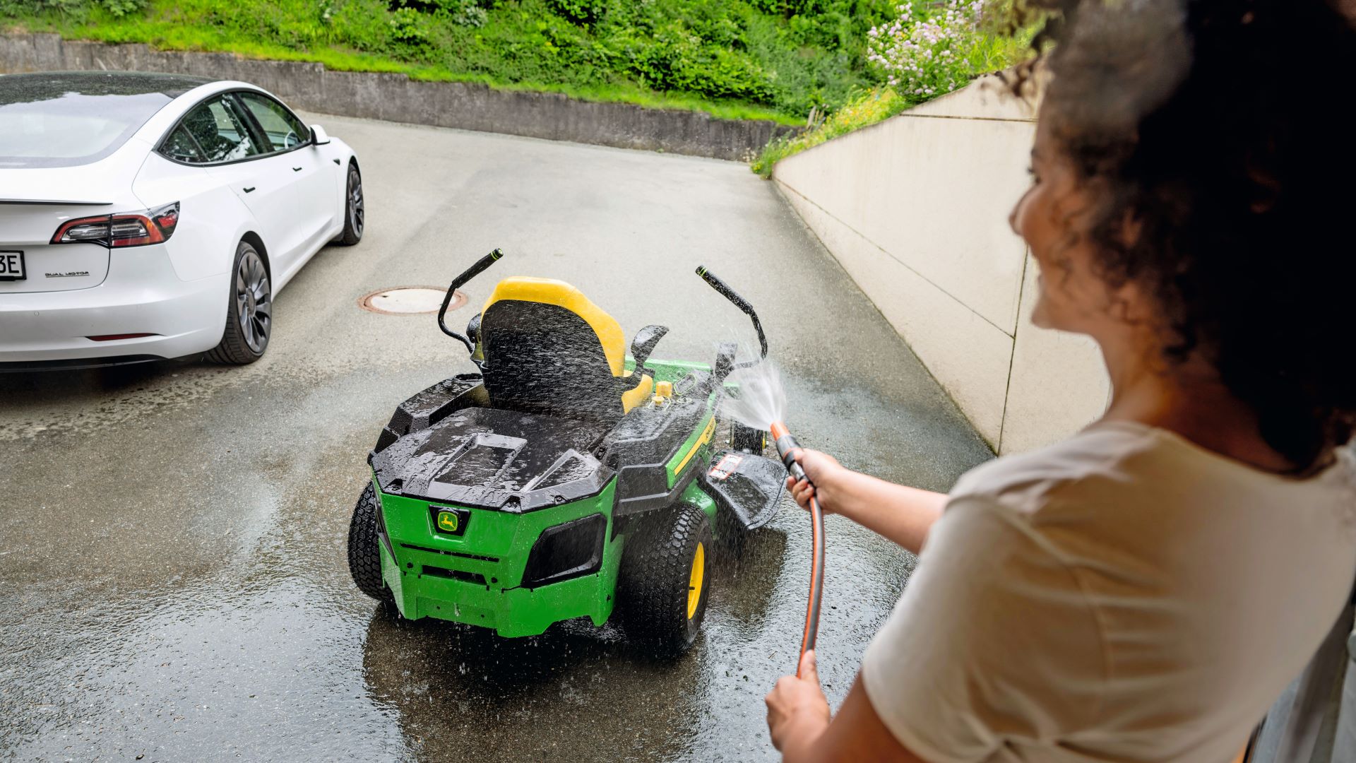 John Deere przedstawia zupełnie nową kosiarkę Z370R Electric ZTrak™