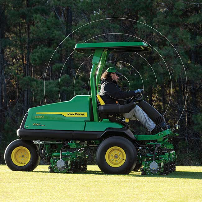 Konserwator pól golfowych pracuje na terenie zielonym z kosiarką do fairway John Deere i korzysta z technologii łączności.