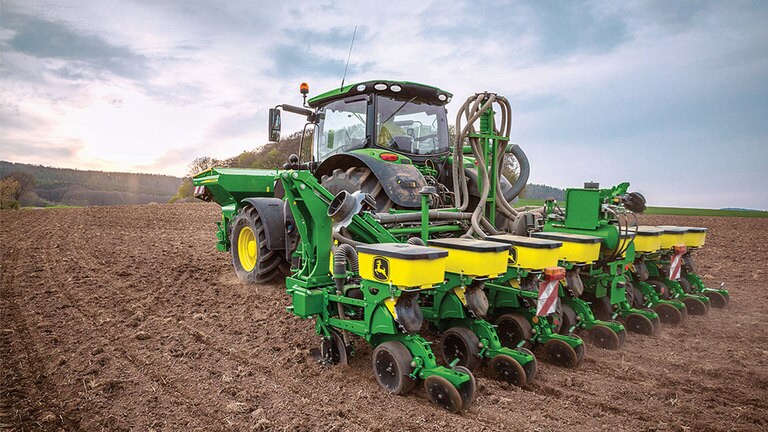 Ciągnik John Deere 6R ciągnący siewnik 8-rzędowy 1725NT