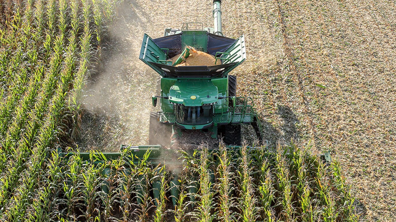 Kombajn John Deere serii&nbsp;X podczas zbioru kukurydzy