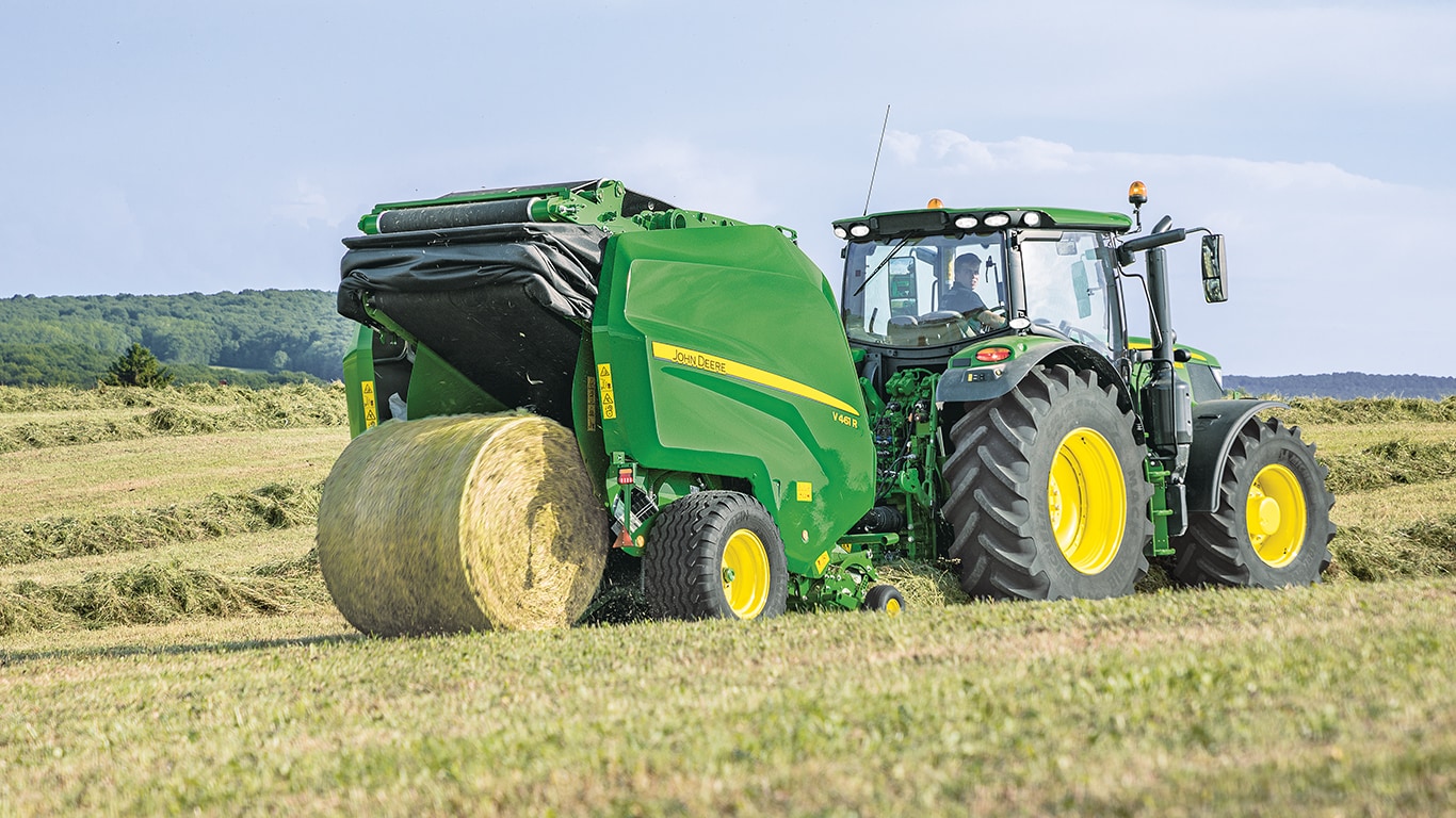 Prasa zmiennokomorowa John Deere V461R z ciągnikiem 6R