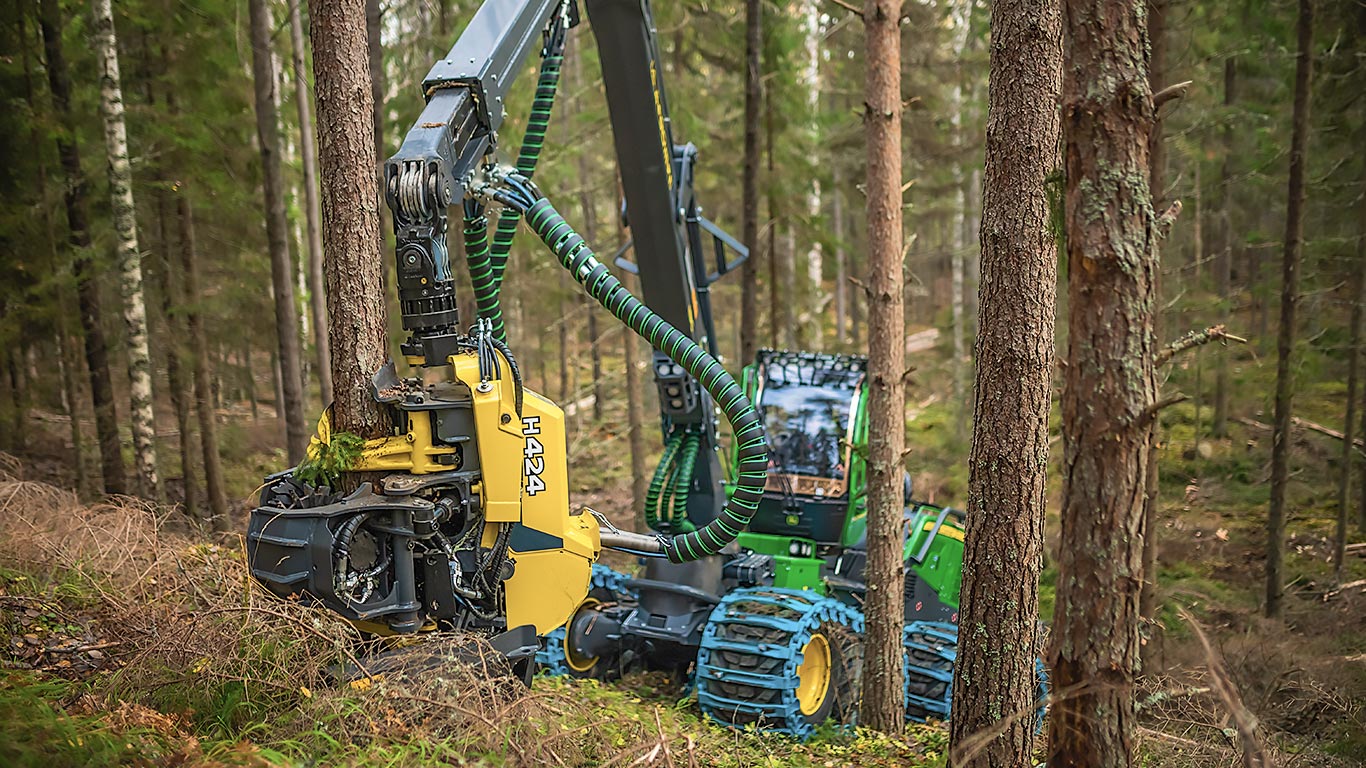 Głowica do harwestera John Deere H424 podczas pracy