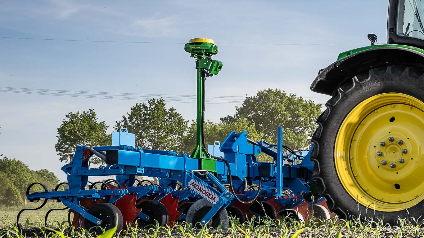 układ John Deere Active Implement Guidance,