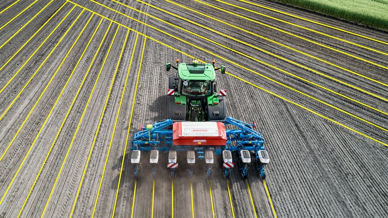 Widok ciągników John Deere z AutoPath z góry