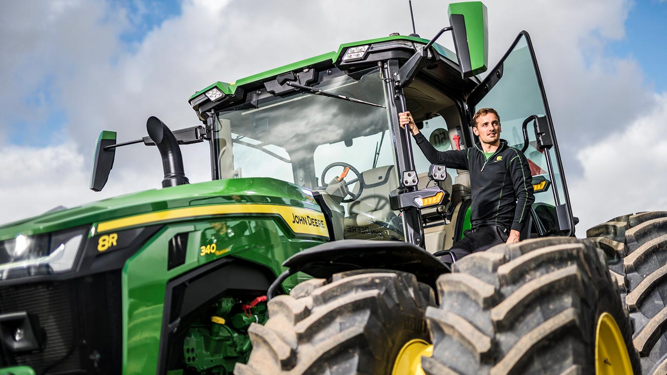 Nowa seria ciągników 8R John Deere
