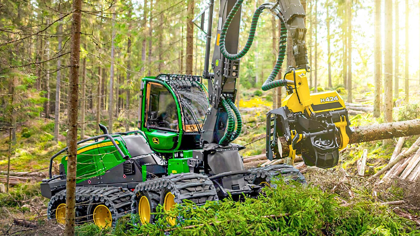 Harwester John Deere 1170G/H424 ścinający drzewo